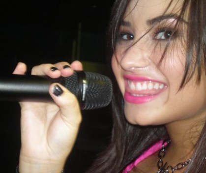 selena gomez lipstick. Selena Gomez on BFF Demi