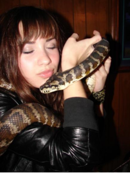 نيو لـــ ديمي لوفاتو ــ صور شخصيه  Demi-lovato-personal-snake-kiss