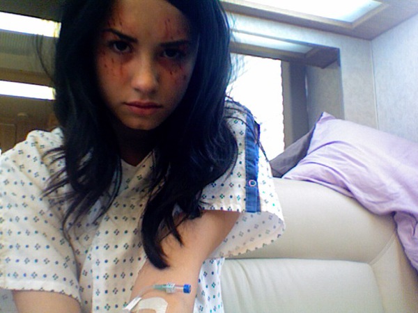 demi lovato cuts. demi lovato cuts herself 2010. Demi Lovato Shows Off Her Fake; Demi Lovato Shows Off Her Fake. saving107. Apr 15, 05:44 PM