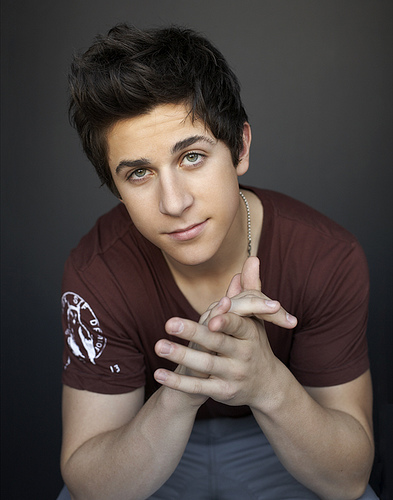 David Henrie who stars as Selena Gomez's older brother on Wizards of